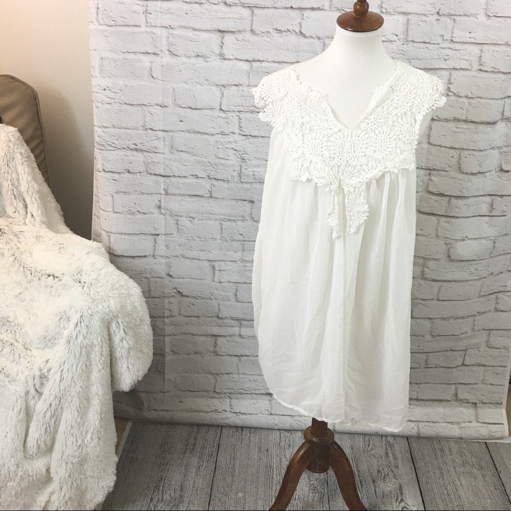 Beautiful night gown white lace detail Sz XL
